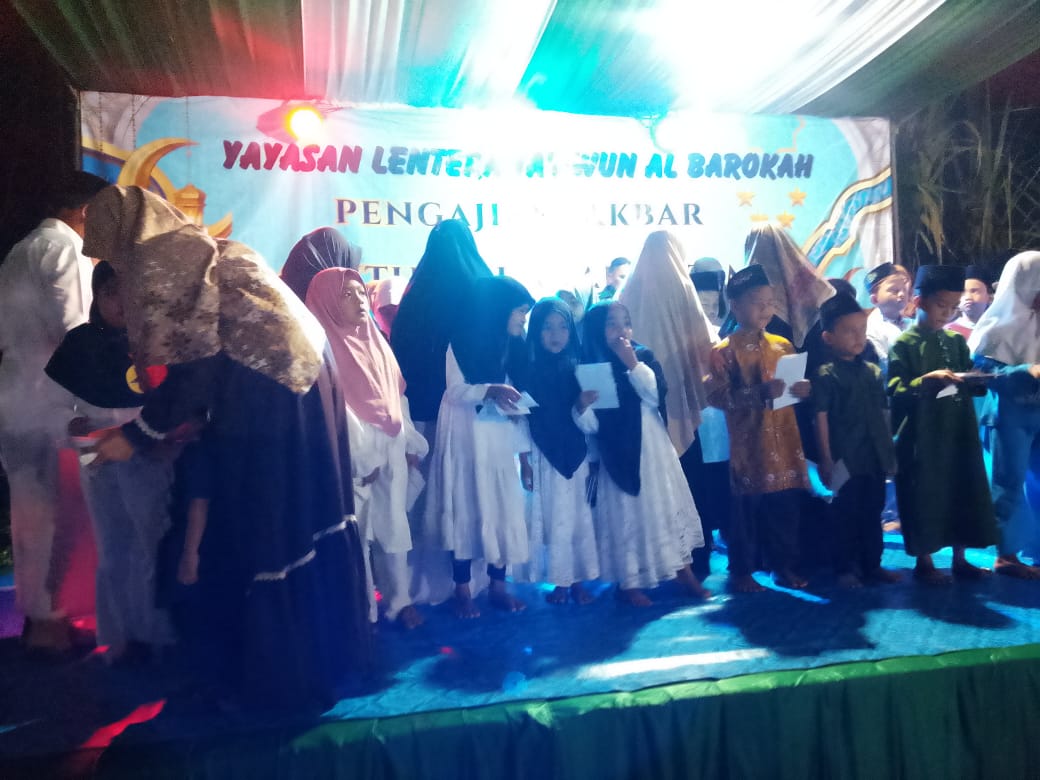 Menghadiri Kegiatan Pengajian Santunan Anak Yatim