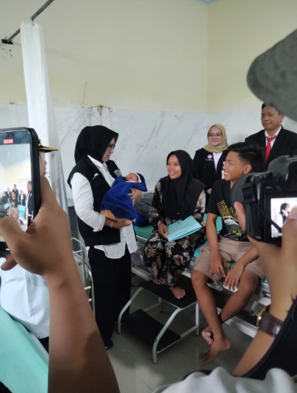 Kegiatan Penyerahan akta kelahiaran, kk dan ktp