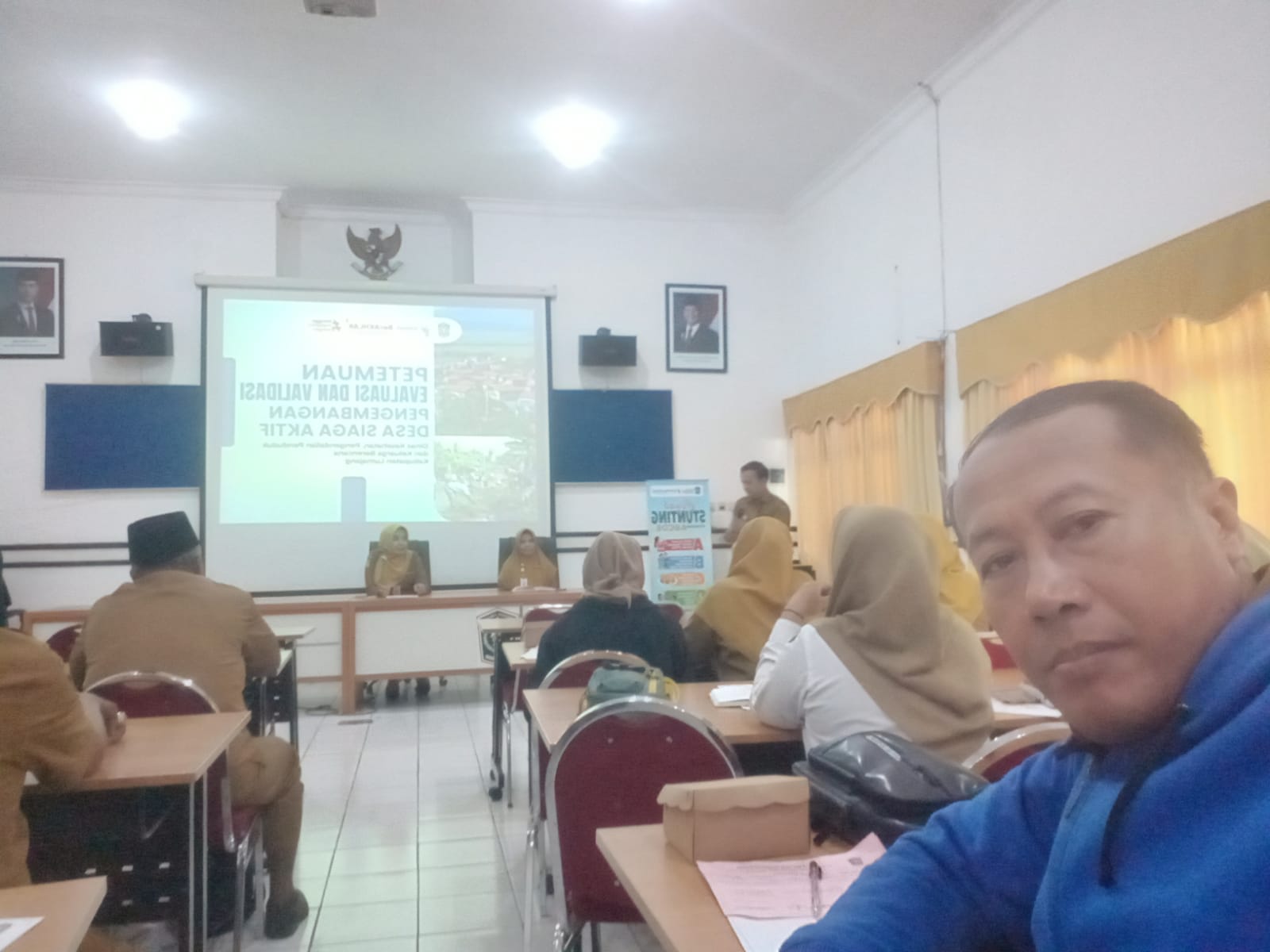 Mengikuti Rapat