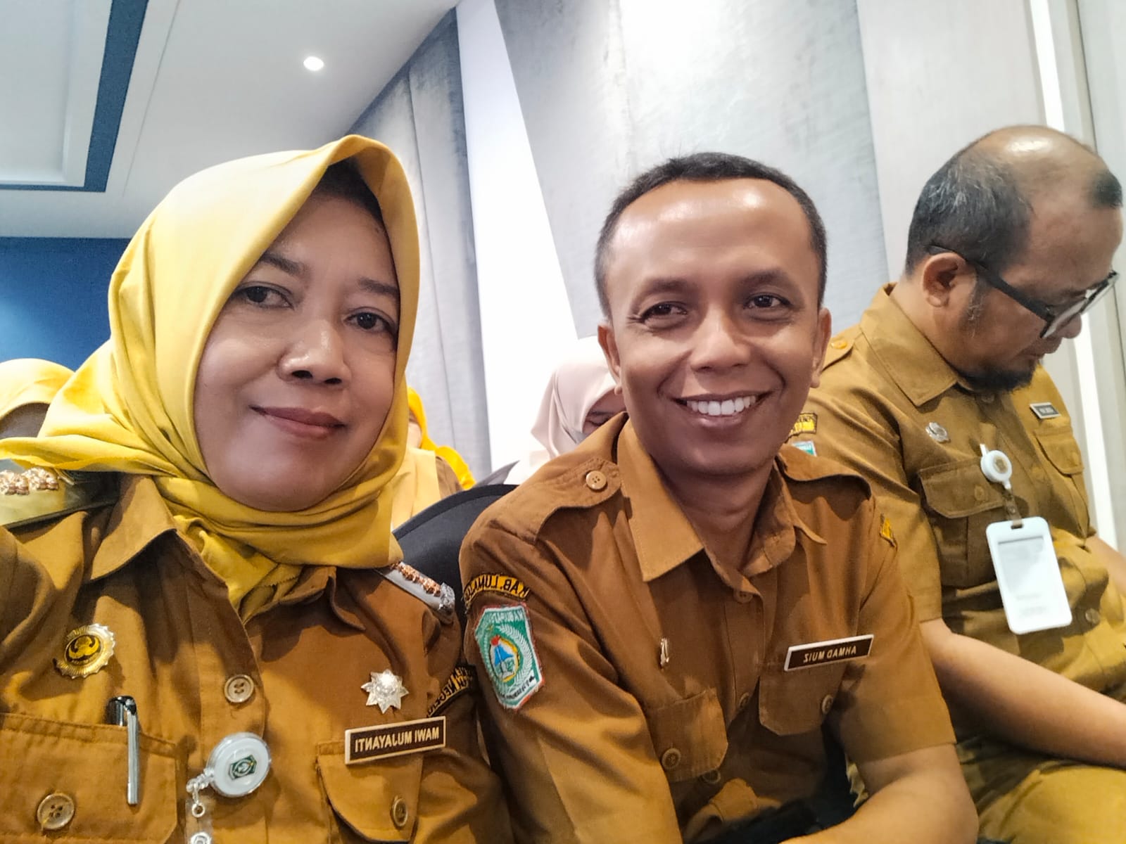 Mengikuti Kegiatan Rapat