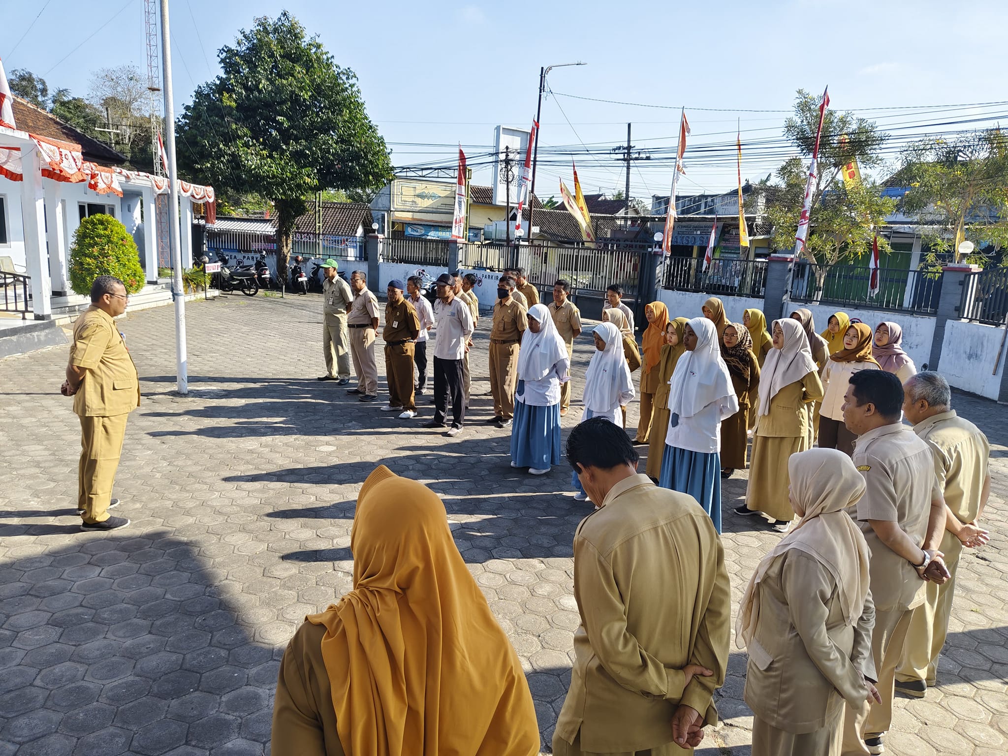 Kegiatan Apel pagi yg dipimipin oleh Sekretaris Camat