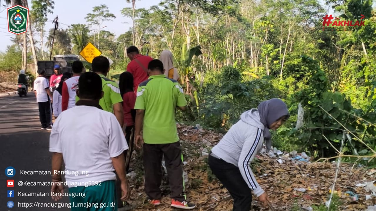 Kegiatan Kerja bakti di Jl. Curah Mayit Desa Randuagung Kec. Randuagung 